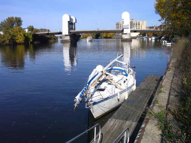 *** 9 octobre / Troy ***
Nous voici arrivs  Troy. On attend JF pour effectuer le changement d'quipage...
Au passage, vitez la Marina de Troy. Le proprio n'est vraiment pas sympatique...