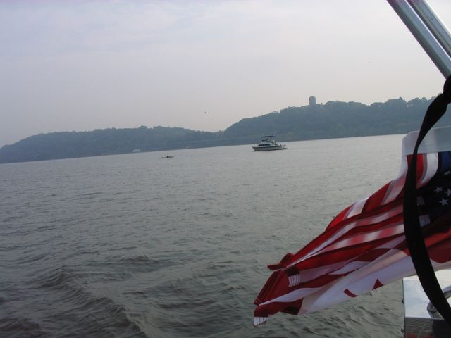 INCROYABLE! On est presque  Manhattan, un homme est en train de nager dans la rivire, suivi par un kayak et un bateau!